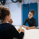 Op de foto zie je Epiphora Methode en Lichaamswerk coach Simone in gesprek met een client